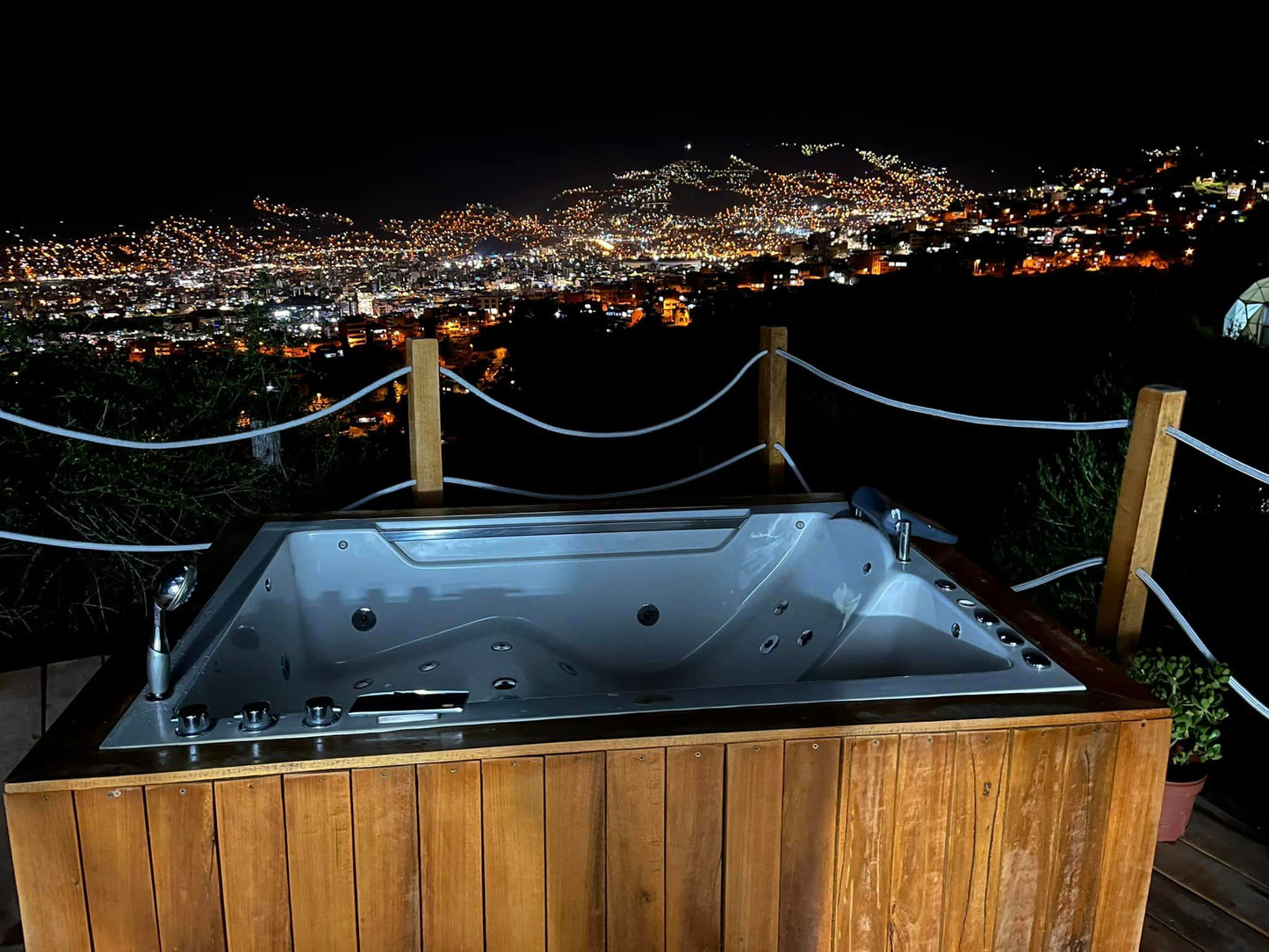 Duo Dome + Jacuzzi x 1 night